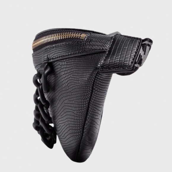 Love Moschino / black fanny pack banana with heart chain SS21 (NEW) - Picture 4 of 10